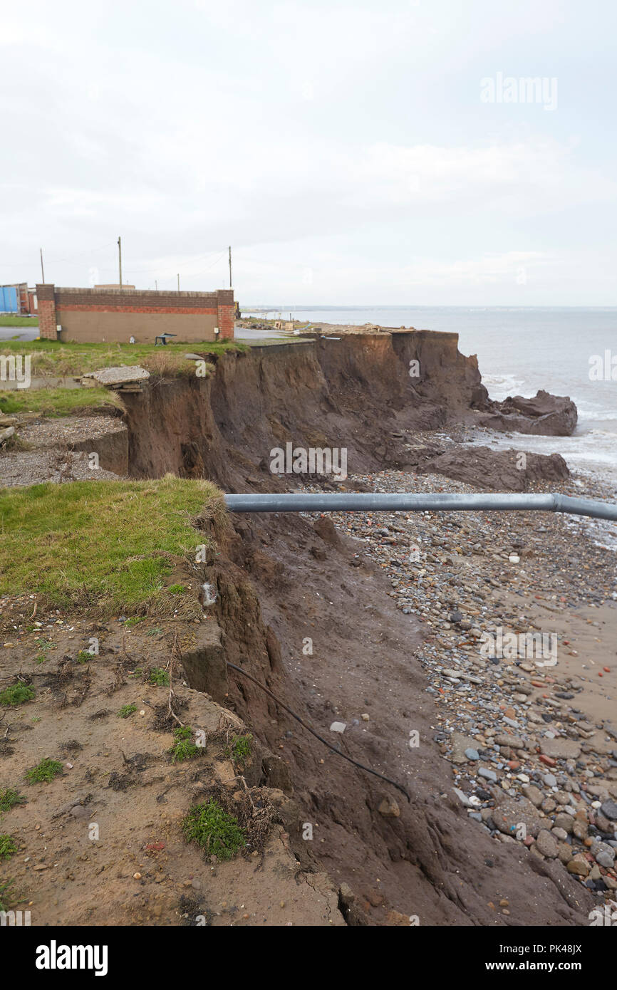 Falaises d'érosion côtière, vestiges d'un site de caravane qui s'est effondrée dans la mer du Nord, Ulrome, Skipsea, East Riding of Yorkshire, Angleterre, Royaume-Uni Banque D'Images