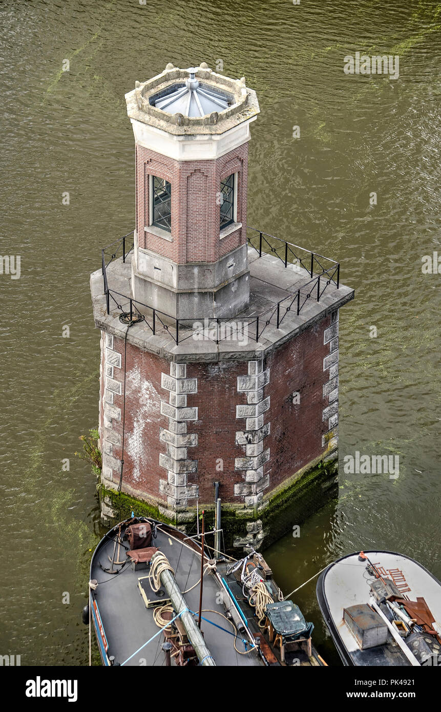 Rotterdam, Pays-Bas, le 8 septembre 2018 : un petit pont keeper's cabin sur un pylône en port Wijnhaven est tout ce qui reste de l'ex-Willems Banque D'Images