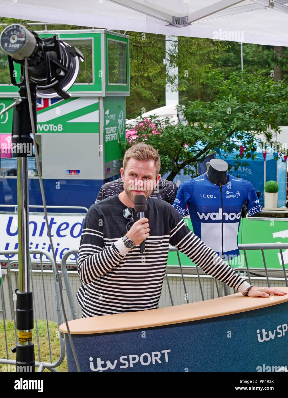 Cycling Tour de Bretagne 7 septembre 2018. ITV4 presenter Matt Barbet à Whinlatter Visitor Centre prépare à vivre en dehors de la phase de diffusion 6. Banque D'Images