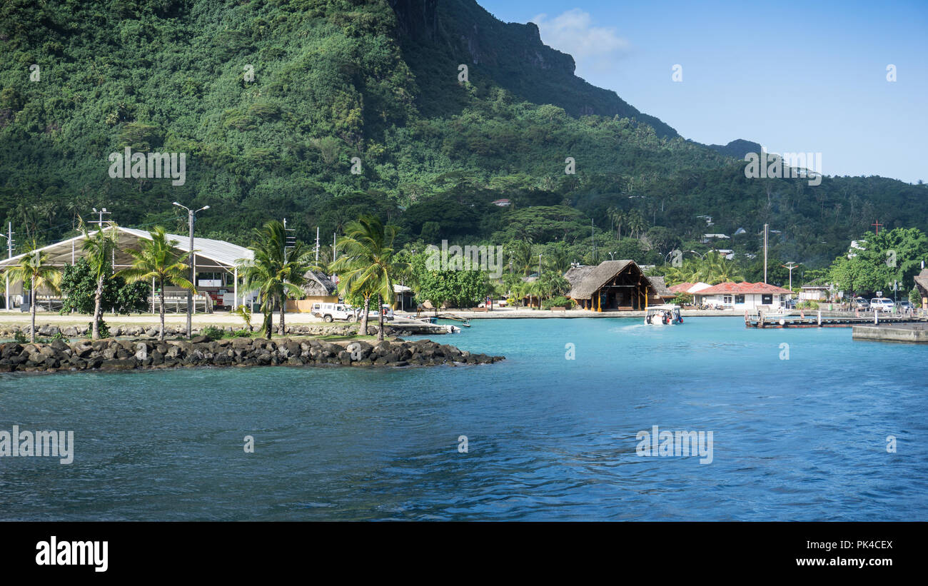 Vaitape, Bora Bora Village - vue sur la montagne et palmiers Banque D'Images