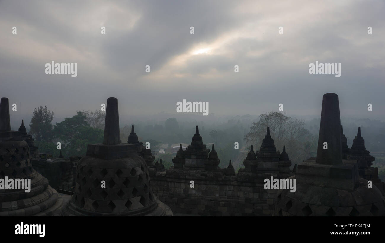 Lever de soleil dans le brouillard - Temple de Borobudur Temple plus grand Bouddha du monde Banque D'Images