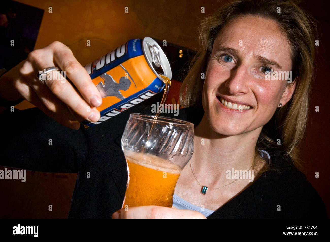 SOS- Julie Barr prend le contrôle de la famille gardé secrète recette pour Barr IRN bru, photo de Julie à l'usine de Cumbernaul Banque D'Images