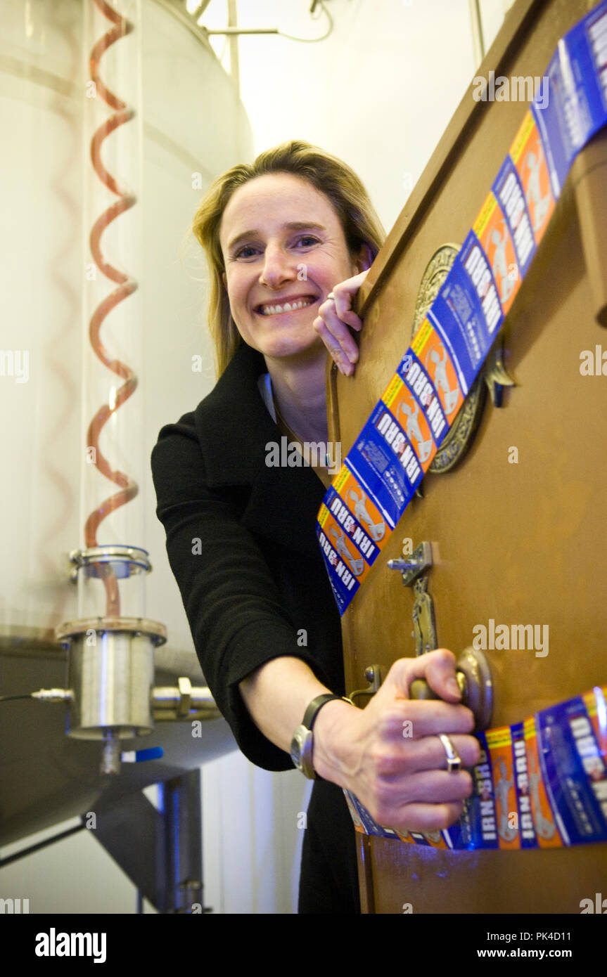 SOS- Julie Barr prend le contrôle de la famille gardé secrète recette pour Barr IRN bru, photo de Julie à l'usine de Cumbernaul Banque D'Images