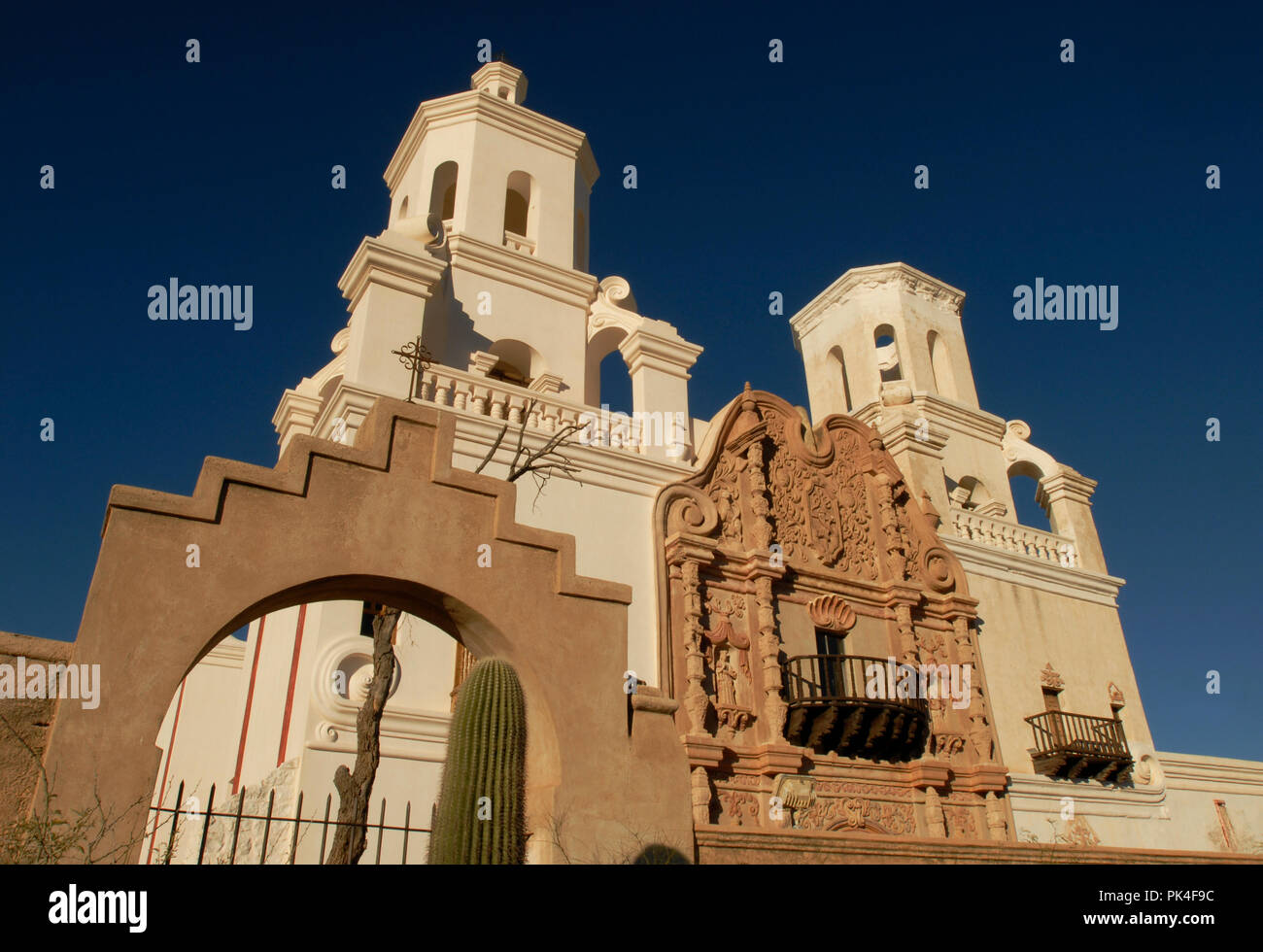 De style colonial espagnol de la Mission San Xavier del Bac, construit entre 1783 et 1797, se dresse sur la nation Tohono O'odham avec réservation gratuite au sud de Tuscon, Arizona. Banque D'Images