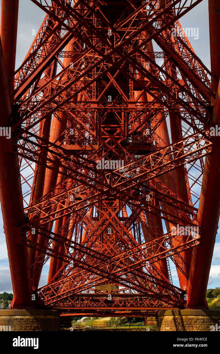 Forth Rail Bridge image prise par le dessous, à la recherche à travers toutes les traverses. Banque D'Images