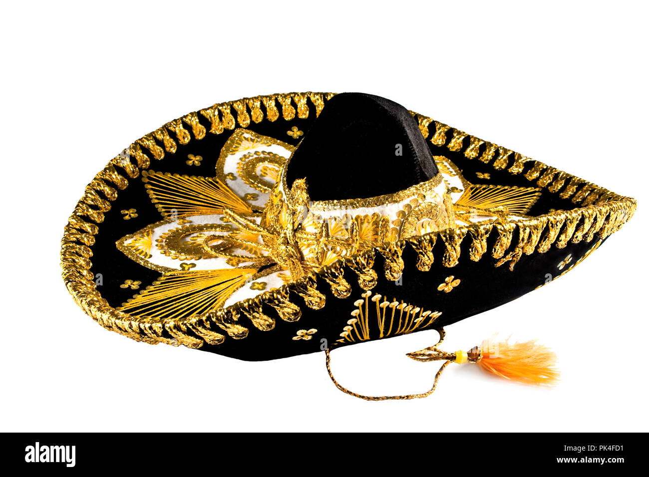 Noir avec garniture en or Mexican Hat isolé sur fond blanc, Sombrero de fantaisie. Banque D'Images