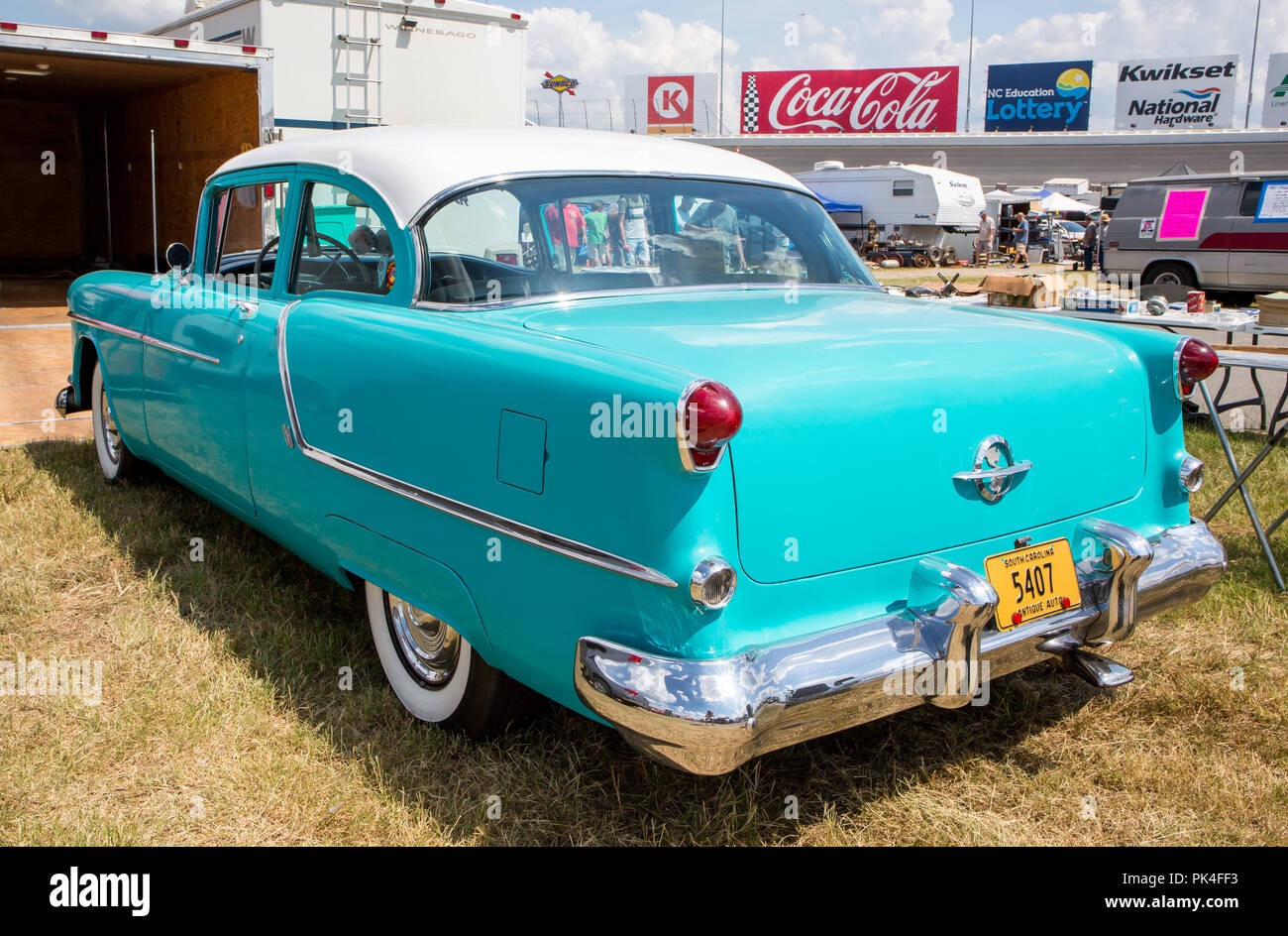 CONCORD, NC (USA) - 7 septembre 2018 : une Oldsmobile 1954 automobile sur l'affichage à l'Pennzoil AutoFair Classic Car Show à Charlotte Motor Speedway. Banque D'Images