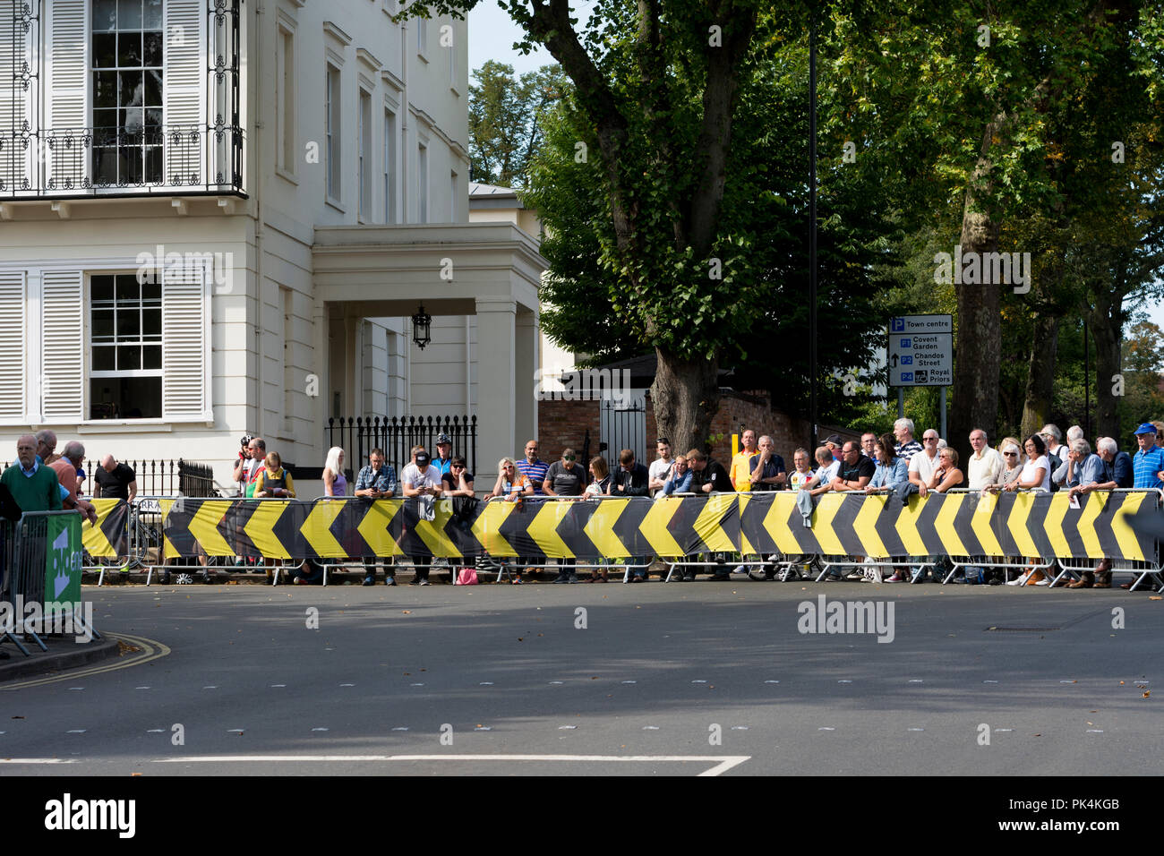 Les spectateurs du Tour de Bretagne cycliste, Leamington Spa, Royaume-Uni Banque D'Images