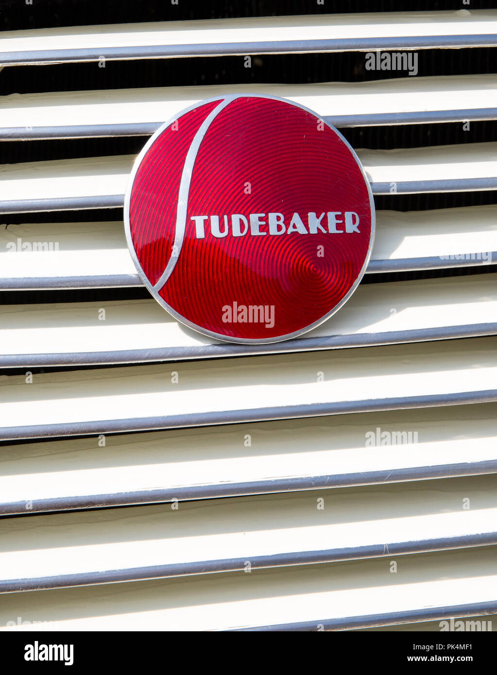 CONCORD, NC (USA) - 7 septembre 2018 : Libre de Studebaker 1937 logo au Pennzoil AutoFair Classic Car Show à Charlotte Motor Speedway. Banque D'Images