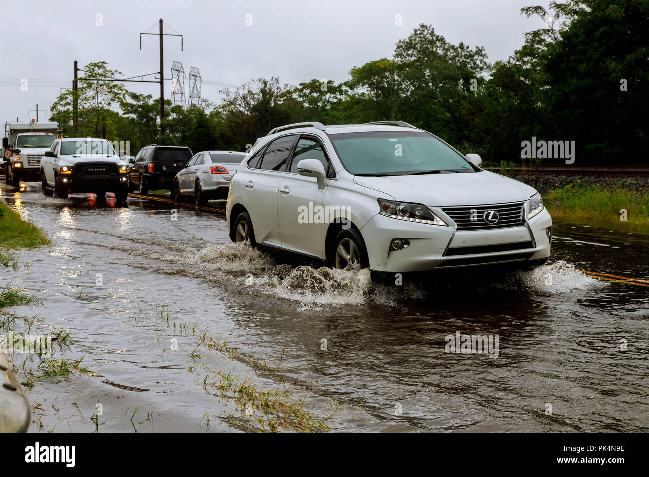 10 SEPTEMBRE 2018 NJ USA : la conduite automobile à travers l'eau d'inondation de la route pendant la saison de mousson Banque D'Images