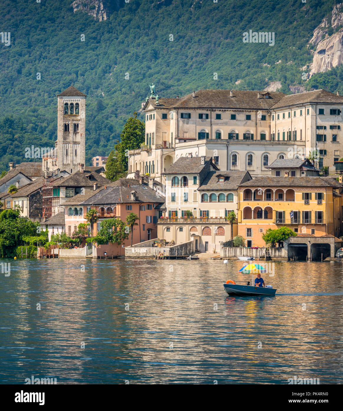 Vue panoramique de l'île de San Giulio sur le lac d'Orta, Piémont, Italie. Banque D'Images