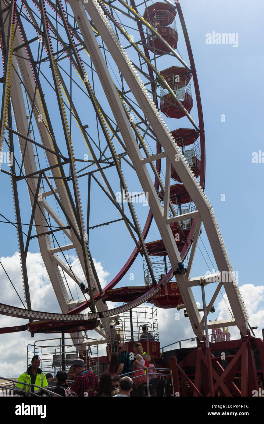 Vu la grande roue de la base avec des gens faisant la queue pour monter à bord. Tall Ships Festival, Belfast, N.Ireland. Banque D'Images