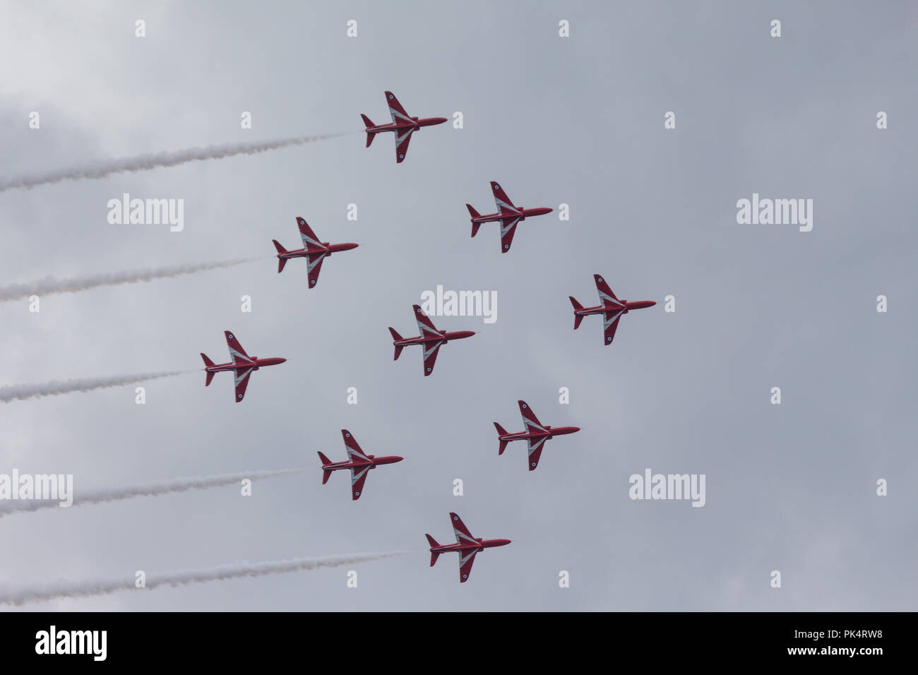 Formation en diamant - Les flèches rouges, la Royal Air Force, l'équipe de démonstration aérienne, sur l'affichage à l'Airshow sur Carrickfergus Castle, comté d'Antrim, en Irlande. Banque D'Images