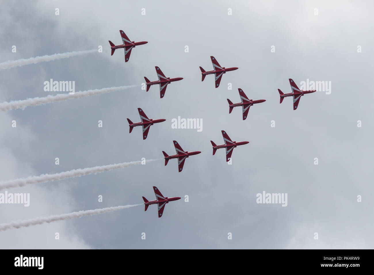 Vol en formation - Les flèches rouges, la Royal Air Force, l'équipe de démonstration aérienne, sur l'affichage à l'Airshow sur Carrickfergus Castle, comté d'Antrim, en Irlande. Banque D'Images