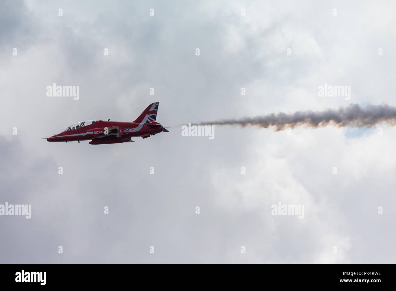 Avion Solo - Les flèches rouges, la Royal Air Force, l'équipe de démonstration aérienne, sur l'affichage à l'Airshow sur Carrickfergus Castle, comté d'Antrim, en Irlande. Banque D'Images
