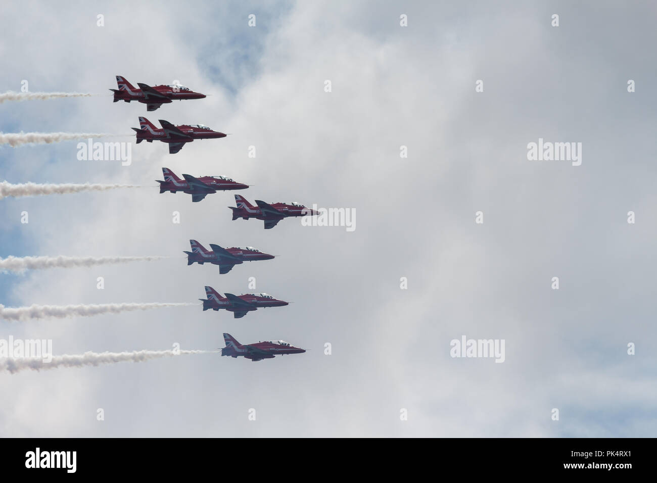 Formation verticale - Les flèches rouges, la Royal Air Force, l'équipe de démonstration aérienne, sur l'affichage à l'Airshow sur Carrickfergus Castle, comté d'Antrim, en Irlande. Banque D'Images