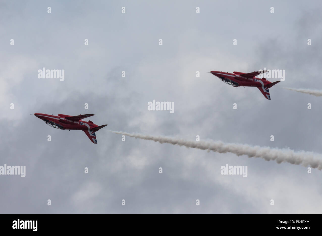 À l'envers - Les flèches rouges, la Royal Air Force, l'équipe de démonstration aérienne, sur l'affichage à l'Airshow sur Carrickfergus Castle, comté d'Antrim, en Irlande. Banque D'Images