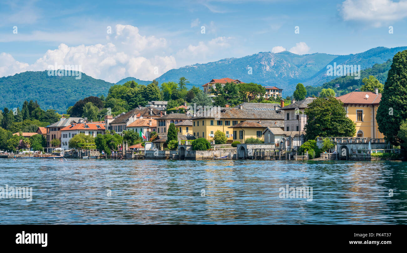 Vue panoramique de Orta San Giulio, beau village sur les rives du lac d'Orta, le Piémont (Piemonte), Italie. Banque D'Images