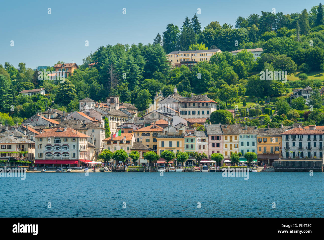 Vue panoramique de Orta San Giulio, beau village sur les rives du lac d'Orta, le Piémont (Piemonte), Italie. Banque D'Images