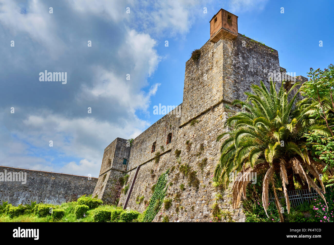 Le Château Saint-Georges, la tour génoise qui domine les collines de fortification de la ville de La Spezia / Ligurie / Italie Banque D'Images