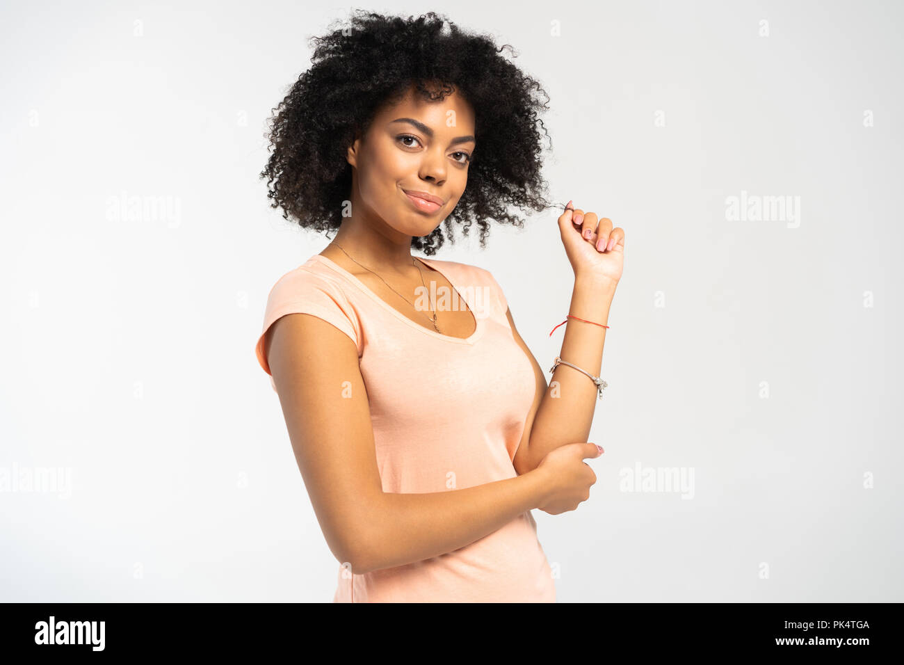 Belle african american girl avec une coiffure afro souriant. Banque D'Images