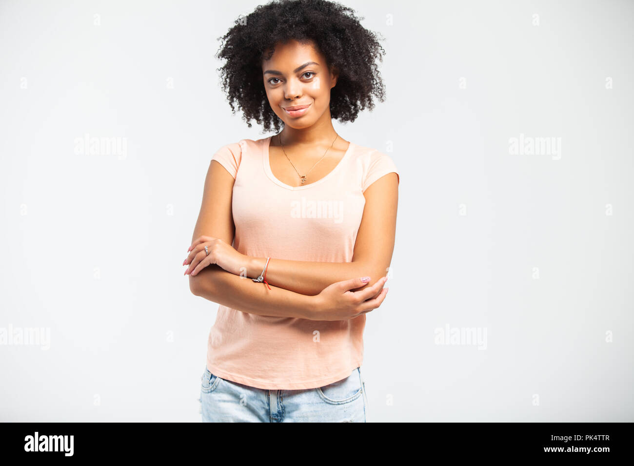 Belle african american girl avec une coiffure afro souriant. Banque D'Images