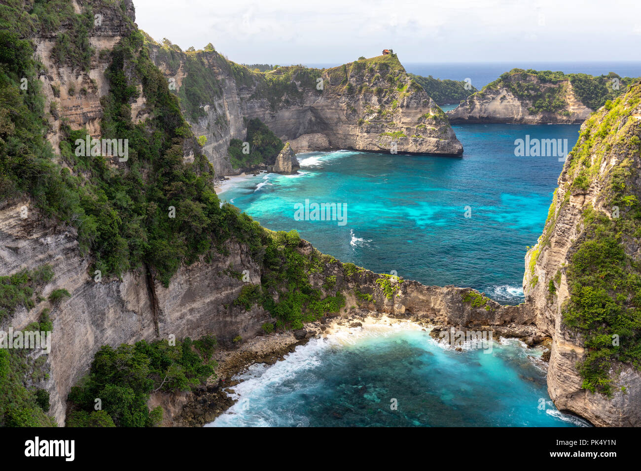 Petit pont terrestre à Batumategan près de plage de Nusa Atuh sur Nusa Penida en Indonésie. Banque D'Images Petit pont terrestre à Batumategan près de plage de Nusa Atuh sur Nusa Penida en Indonésie. Banque D'Images
