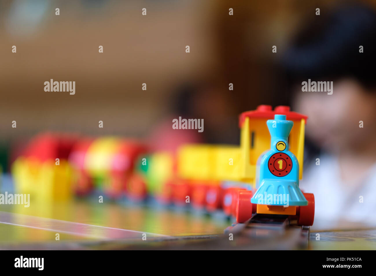 Petite fille enfant jouant avec toy train Banque D'Images