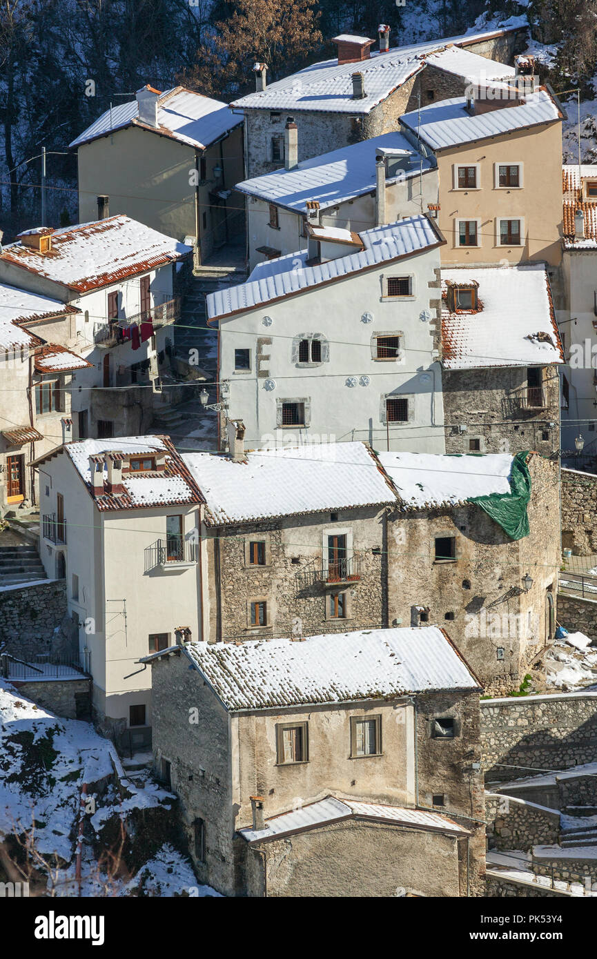 Première chute de neige dans le village de Roccapia.Rocca Pia, province de l'Aquila, Abruzzes, Italie, Europe Banque D'Images