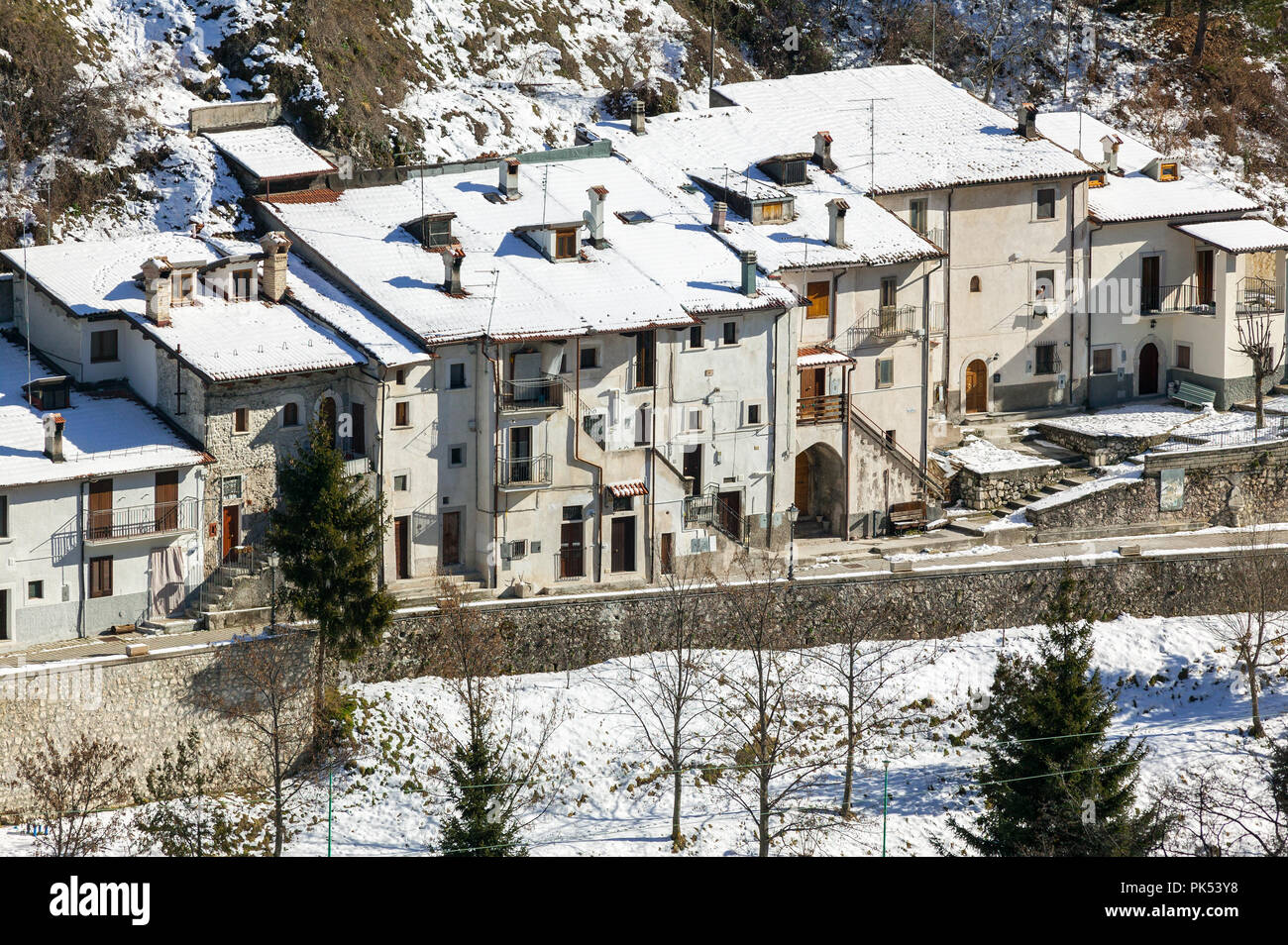 Première neige dans le village de Roccapia, Abruzzes Banque D'Images