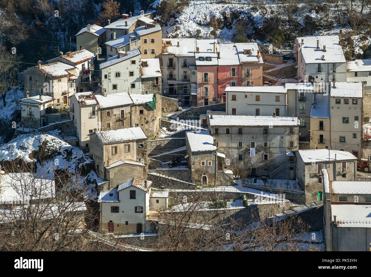 Première neige dans le village de Roccapia, Abruzzes Banque D'Images