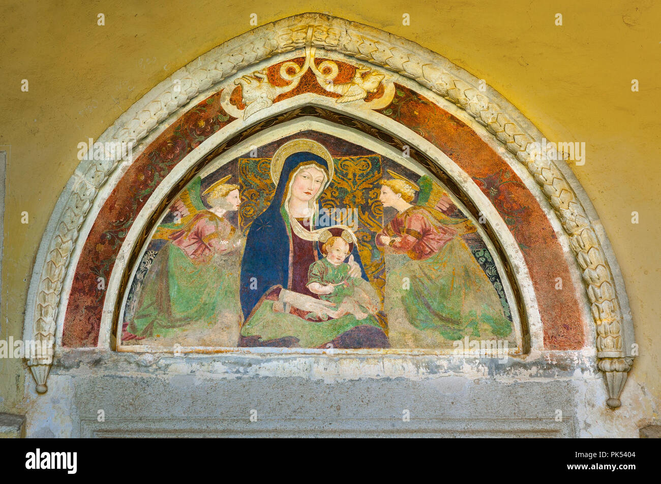 Représentation de la Vierge et de l'enfant entre deux Anges adorants, Rosciolo, province de l'Aquila, Abruzzo, Italie,Europe Banque D'Images