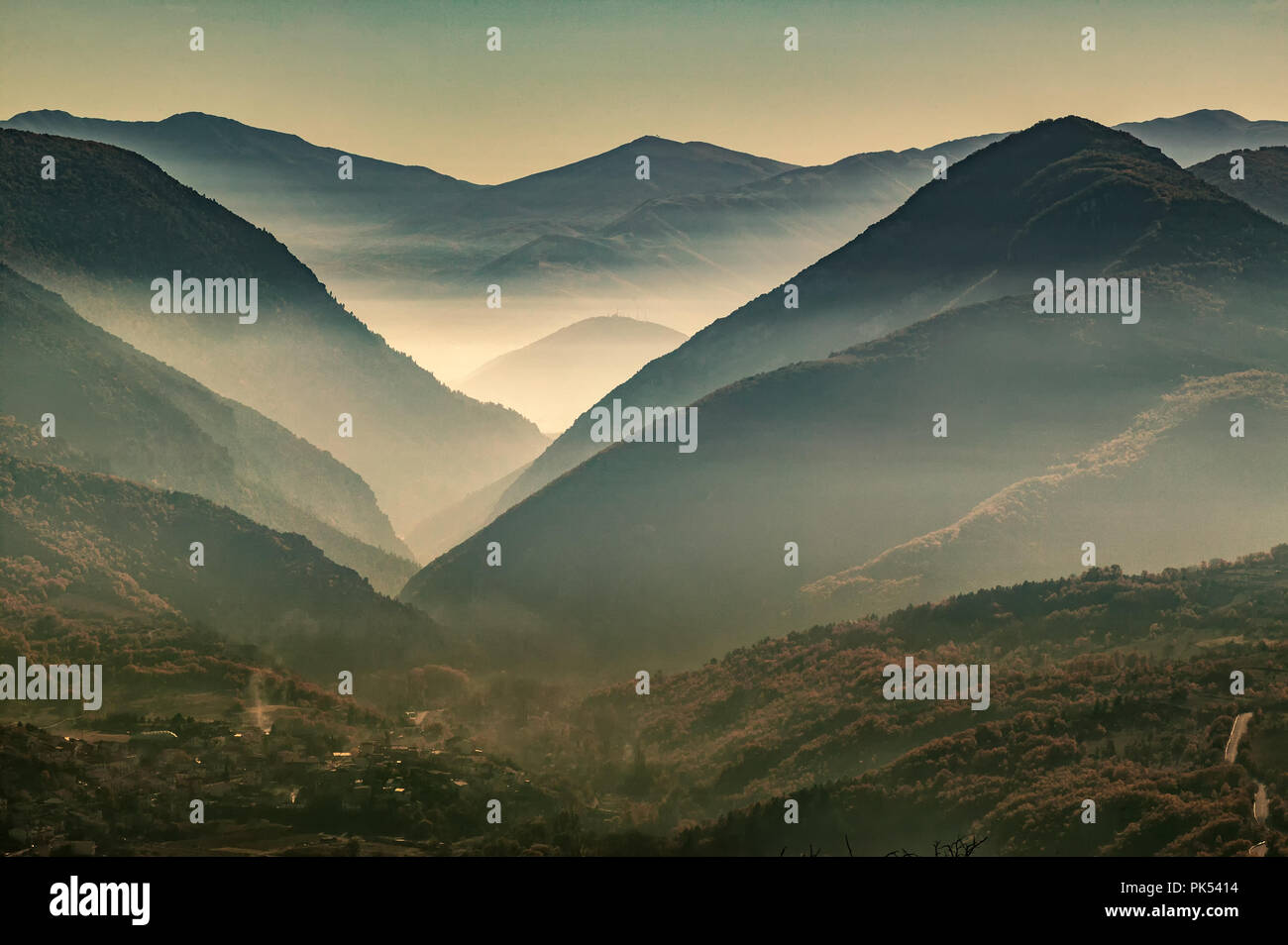 Paysage d'automne des vallées brumeuses des chaînes de montagnes des Abruzzes à l'aube.Abruzzes, Italie, Europe Banque D'Images