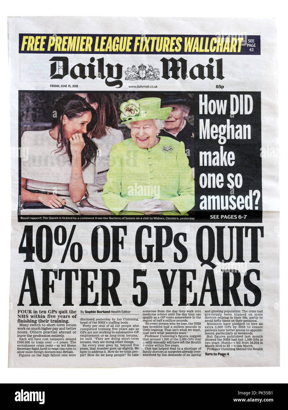 Première page du Daily Mail avec une 40 % de quitter après 5 ans GPs, sur le GPs de quitter le NHS. Aussi une photo de Meghan Markle et La Reine Banque D'Images
