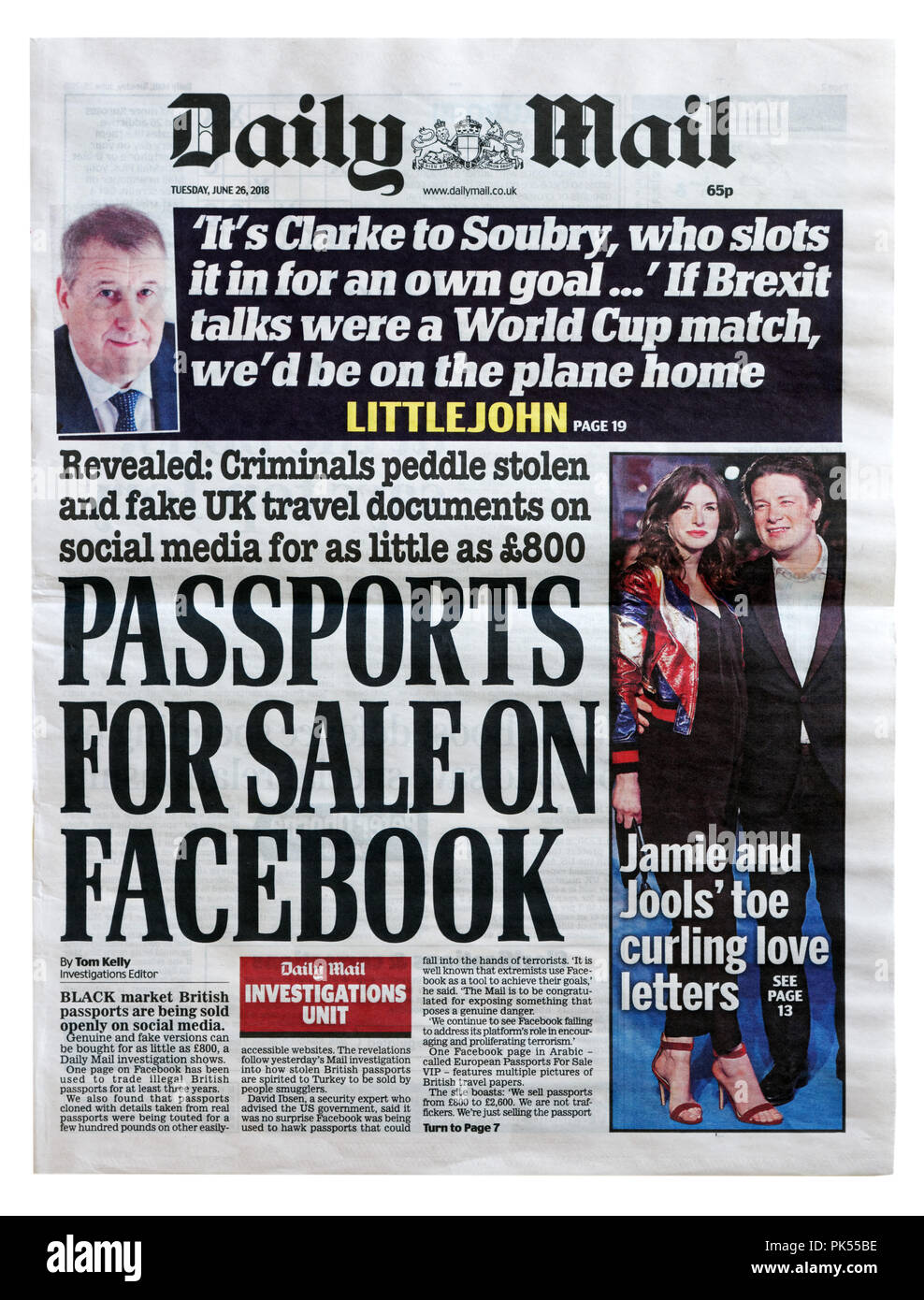 Première page du Daily Mail avec le titre de passeports pour vente sur Facebook, révélant la vente de passeports volés et ID sur les médias sociaux Banque D'Images