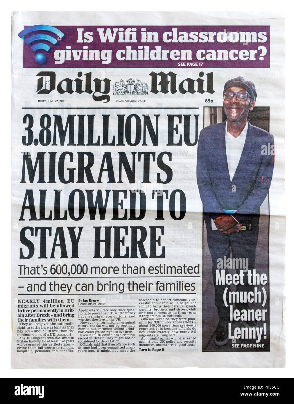 Première page du Daily Mail avec le titre 3.8 millions de migrants de l'UE autorisés à rester ici, sur le nombre de migrants au Royaume-Uni Banque D'Images