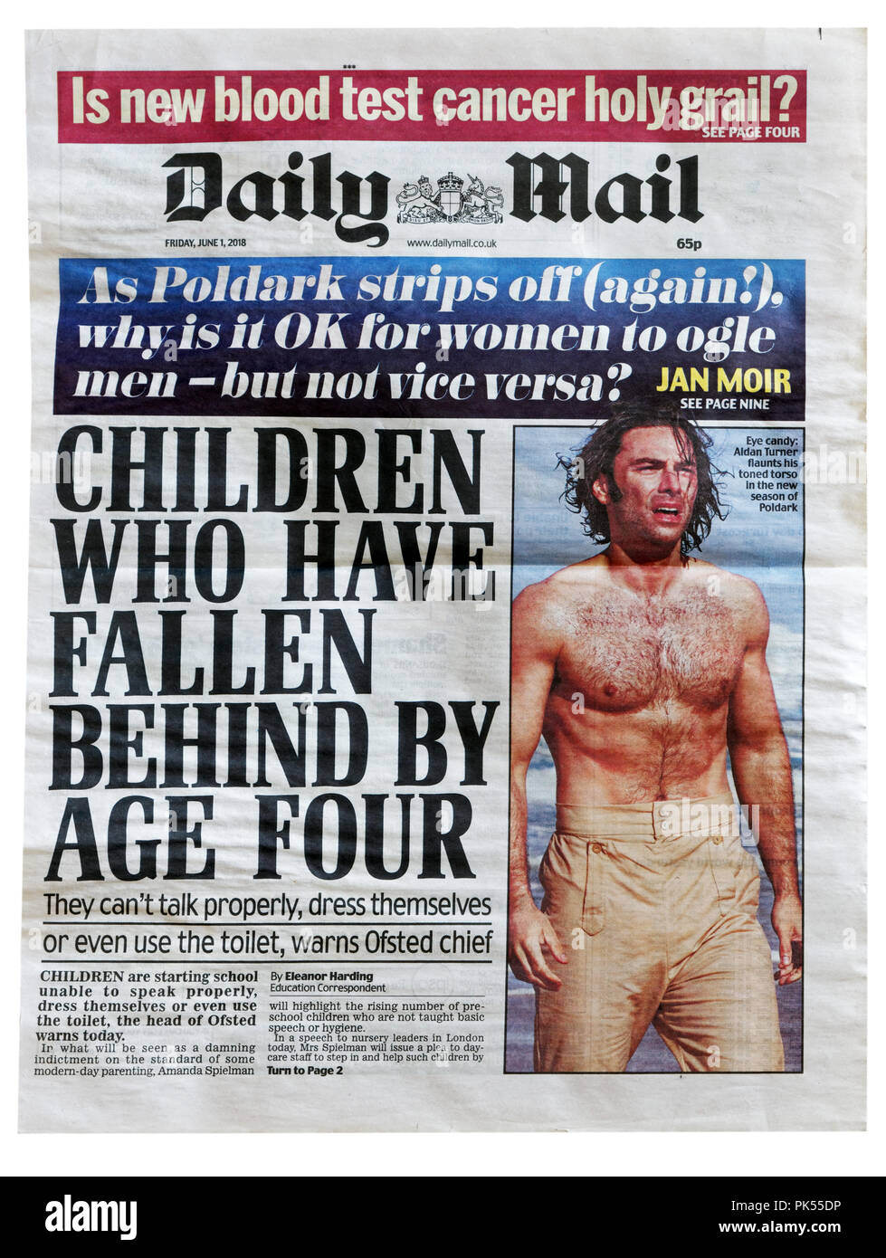 Première page du Daily Mail avec le titre d'enfants qui ont pris du retard par l'âge de quatre ans, à propos des normes d'éducation des enfants pauvres Banque D'Images