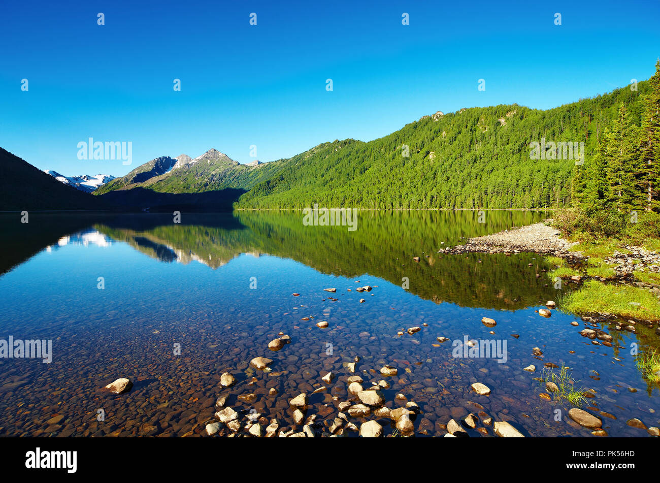 Paysage de montagne avec lac et de réflexion encore Banque D'Images