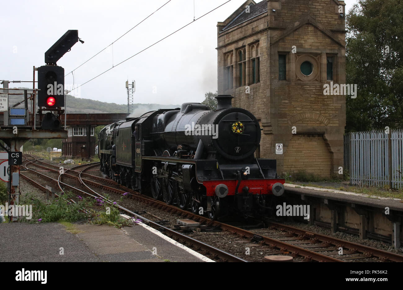 Jubilé préservés locomotive à vapeur classe Leander 45690 arrivant à Carnforth gare avec 35018 Ligne Inde britannique le 10 septembre 2018. Banque D'Images