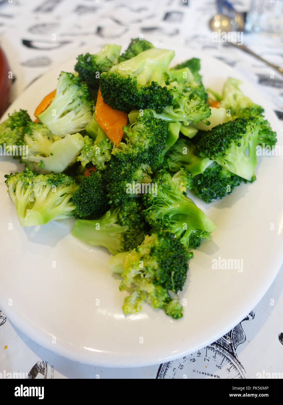 Faire sauter le brocoli et la carotte on white plate Banque D'Images