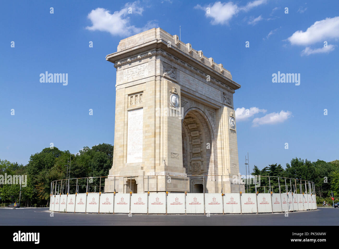 L'Arcul de Triumf (Arc de Triomphe) sur route Kiseleff jusqu'à Bucarest, Roumanie. C'est modélisé dans l'Arc de Triomphe à Paris. Banque D'Images