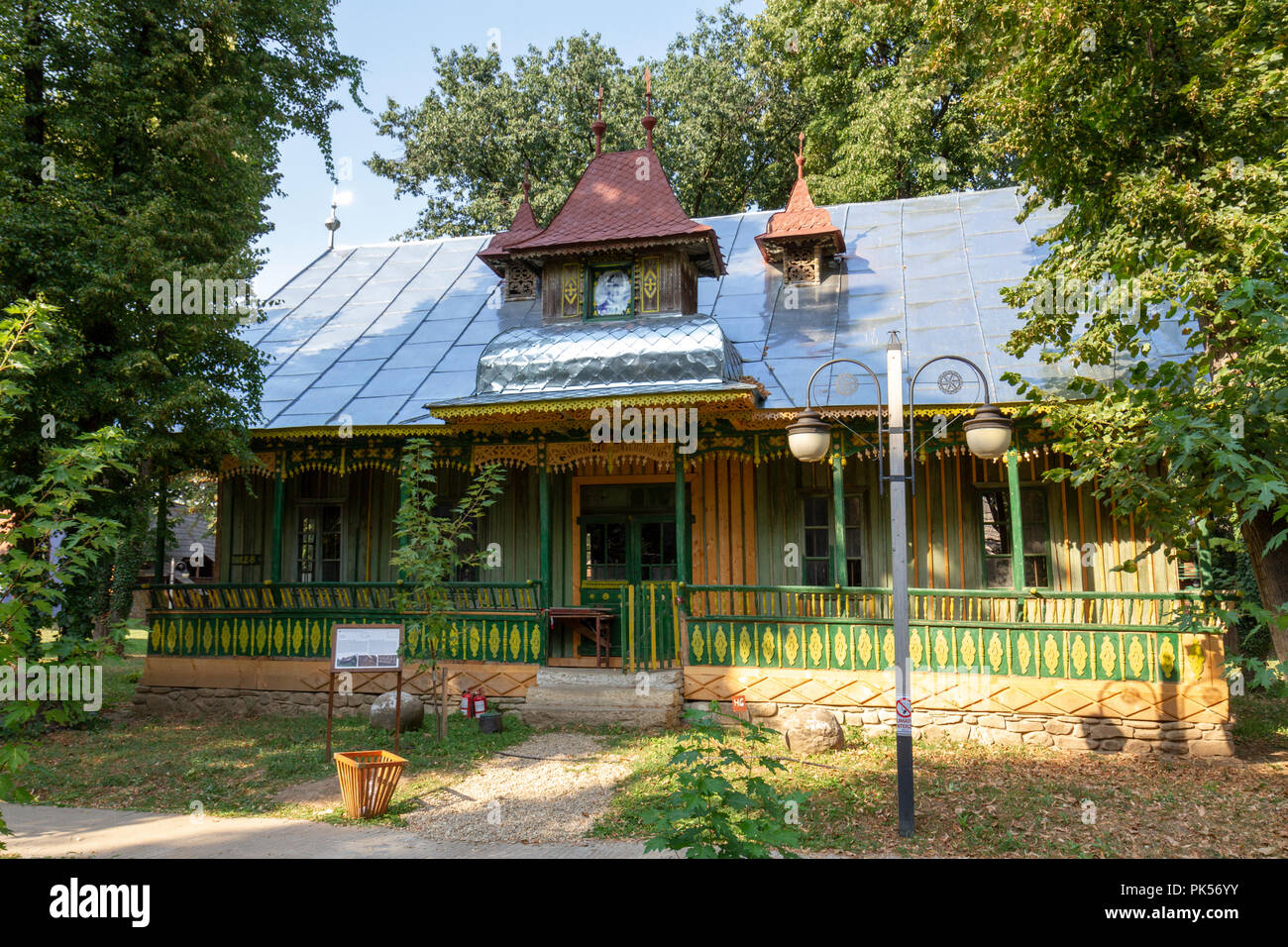 Au début du xxe siècle, une salle de danse spéciale d'Alunis, Prahova région, Dimitrie Gusti Village Museum National dans le parc Herăstrău, Bucarest, Roumanie. Banque D'Images