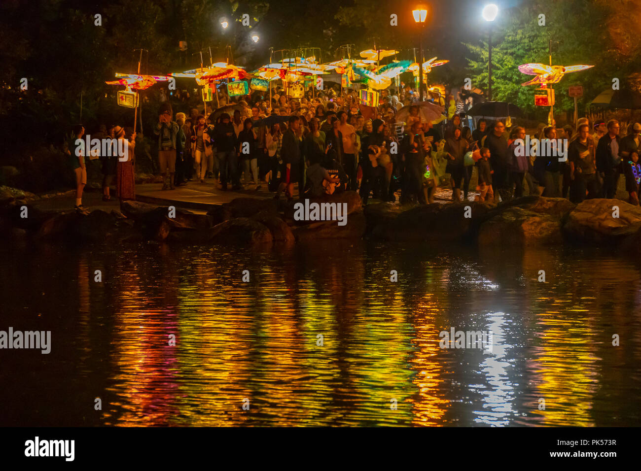 Les résidents locaux ont rejoint par les étudiants et les professeurs de l'université de Columbia s'acquitter lanternes créé pendant la dernière semaine dans la 7e feux Morningside procession le Samedi, Septembre 8, 2018. Produit par l'université de Columbia Arts Initiative et Miller Theatre, le papier-mâché lanternes illuminées remplies le thème de cette années ; procession des 'VOL', évoquant les migrations humaines. Le défilé s'est dirigé à travers le Morningside Park finalement jusqu'à la Colombie-Britannique, campus. (© Richard B. Levine) Banque D'Images