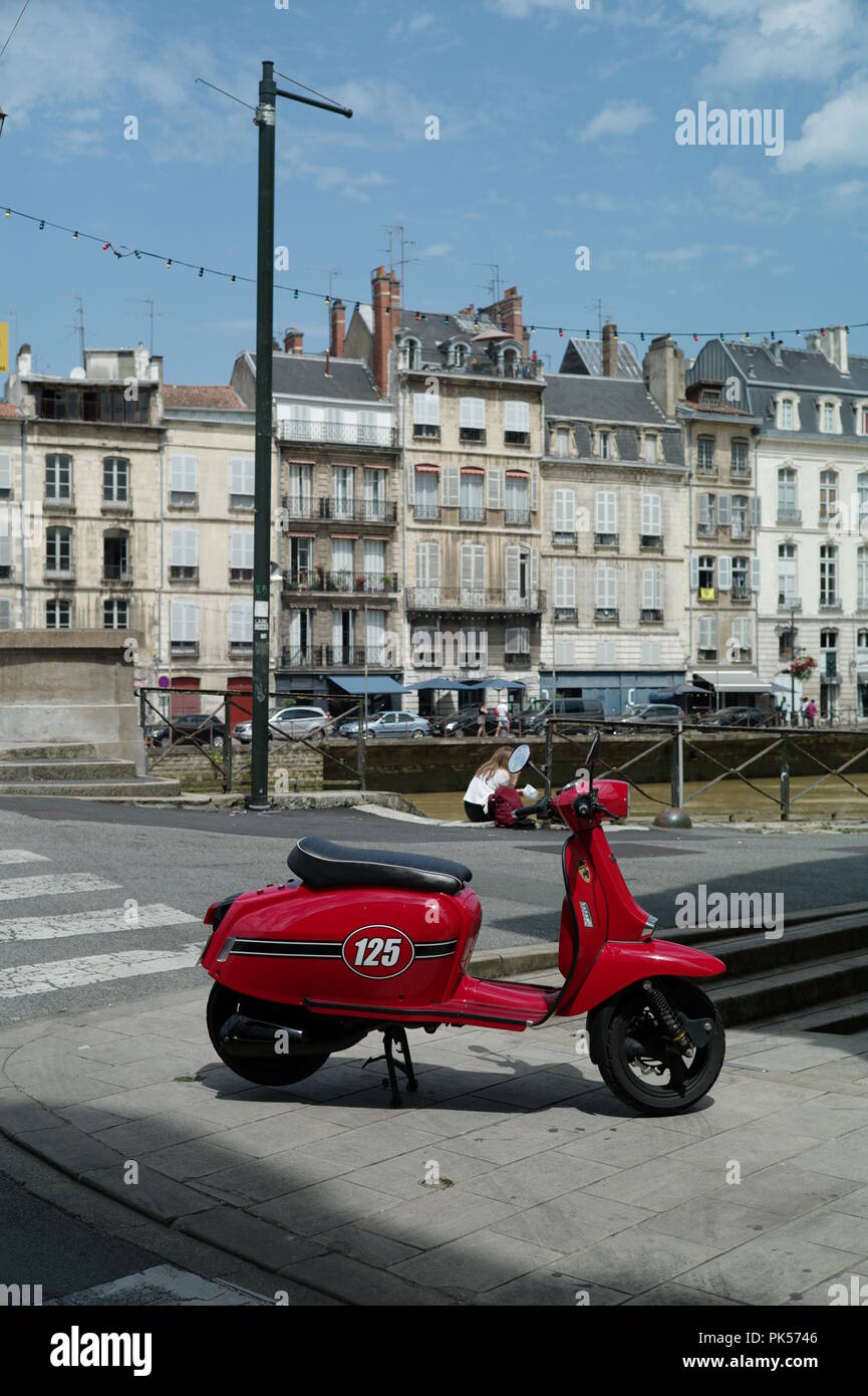 BAYONNE FRANCE - UN SCOOTER ROUGE GARÉE DANS LE VIEUX PORT - PAYS BASQUE FRANÇAIS - SCOOTER - SCOOTER BASQUE ROUGE - AQUITAINE FRANCE © F.BEAUMONT Banque D'Images