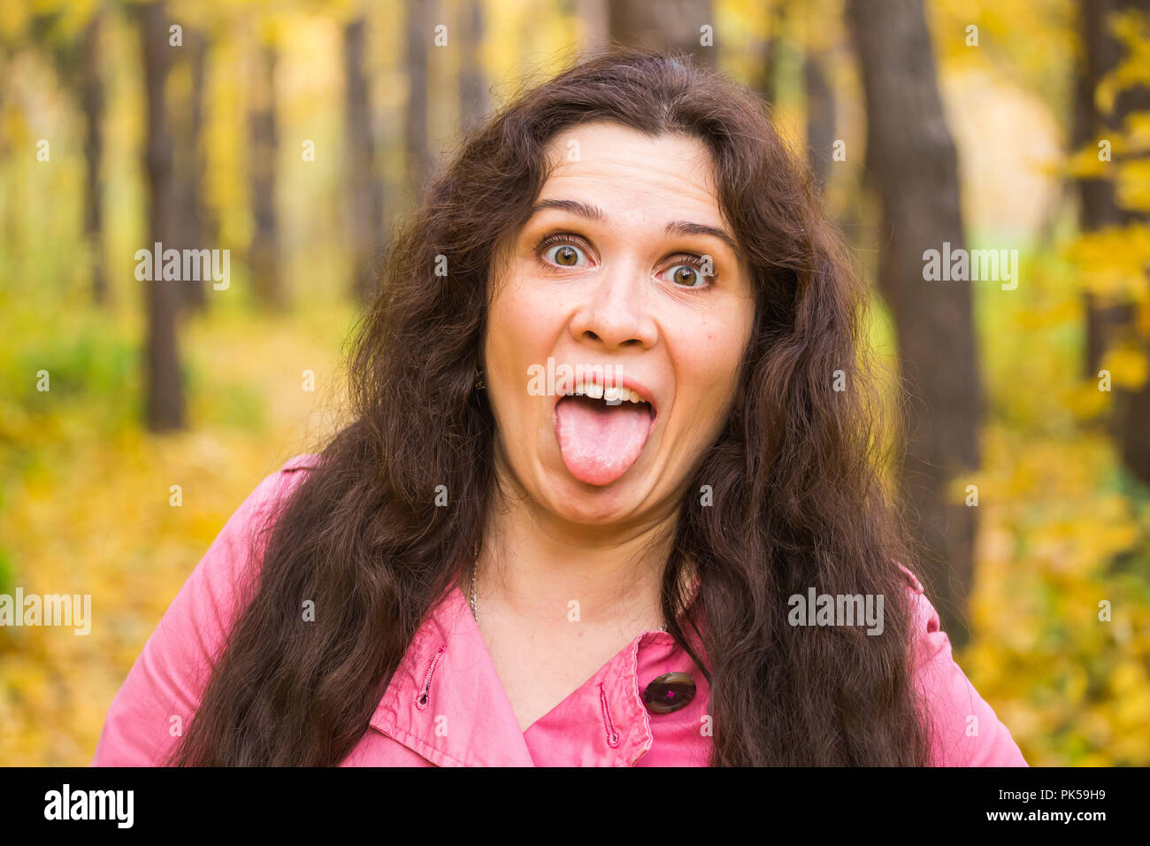 Fille Emotionnelle Belle Jeune Femme Grande Taille Montre Langue Maternelle Dans L Automne Nature Photo Stock Alamy Fille Emotionnelle Belle Jeune Femme Grande Taille Montre Langue Maternelle Dans L Automne Nature Photo Stock Alamy