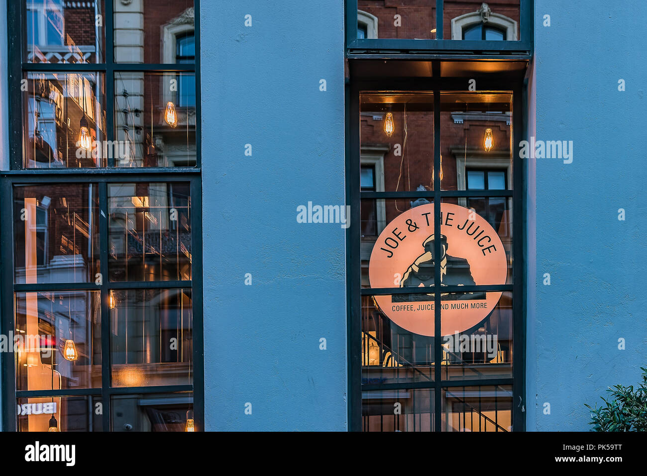 Réflexions de nuit dans les fenêtres de l'coffe-shop Joe et le jus à Copenhague, le 6 septembre 2018 Banque D'Images