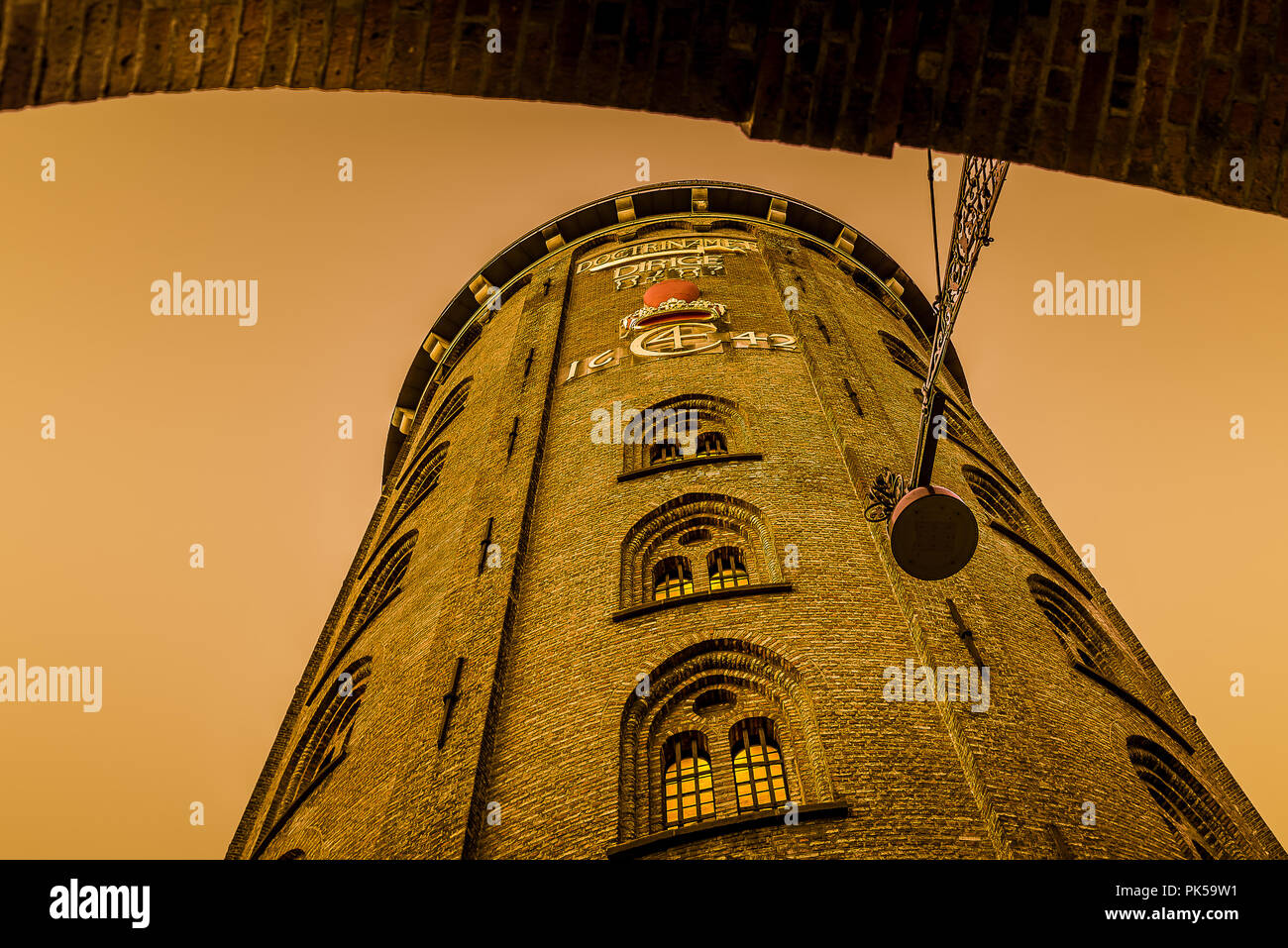 La tour ronde de Copenhague pendant la nuit. Un observatoire à partir de 1442 dans le centre-ville. Copenhague, le 6 septembre 2018 Banque D'Images