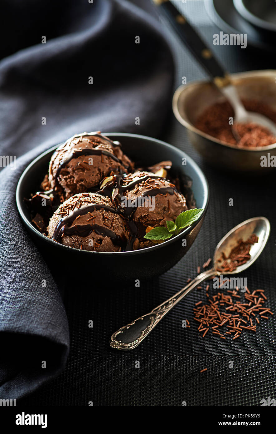Chocolat bio faits maison décorée avec cuillère à crème glacée de sauce au chocolat Banque D'Images
