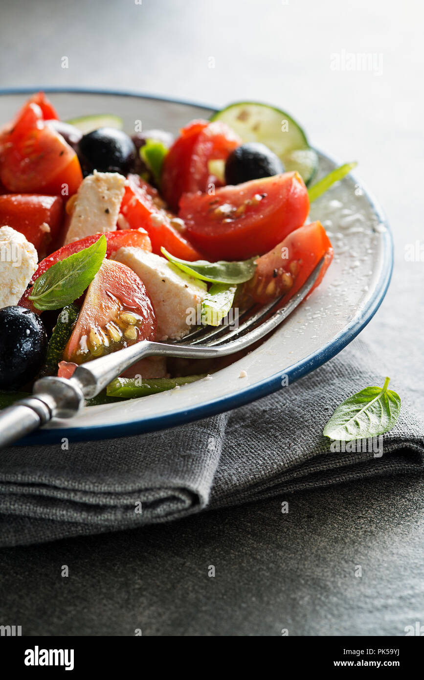 Salade de fromage feta et tomates fraîches. Salade grecque. Banque D'Images
