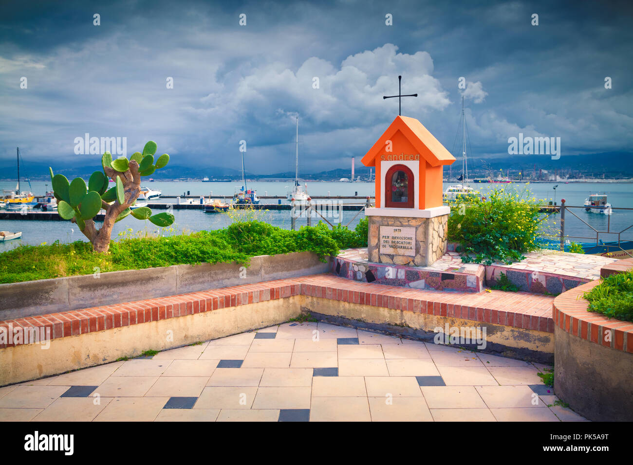 Une petite chapelle près du port de Santa Maria Maggiore, dans la ville de Milazzo, Sicile, Italie, mer, Mediterrhenian l'Europe. Banque D'Images